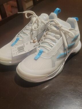 NWT Adidas Women's Tennis Shoes Avacourt Size 6